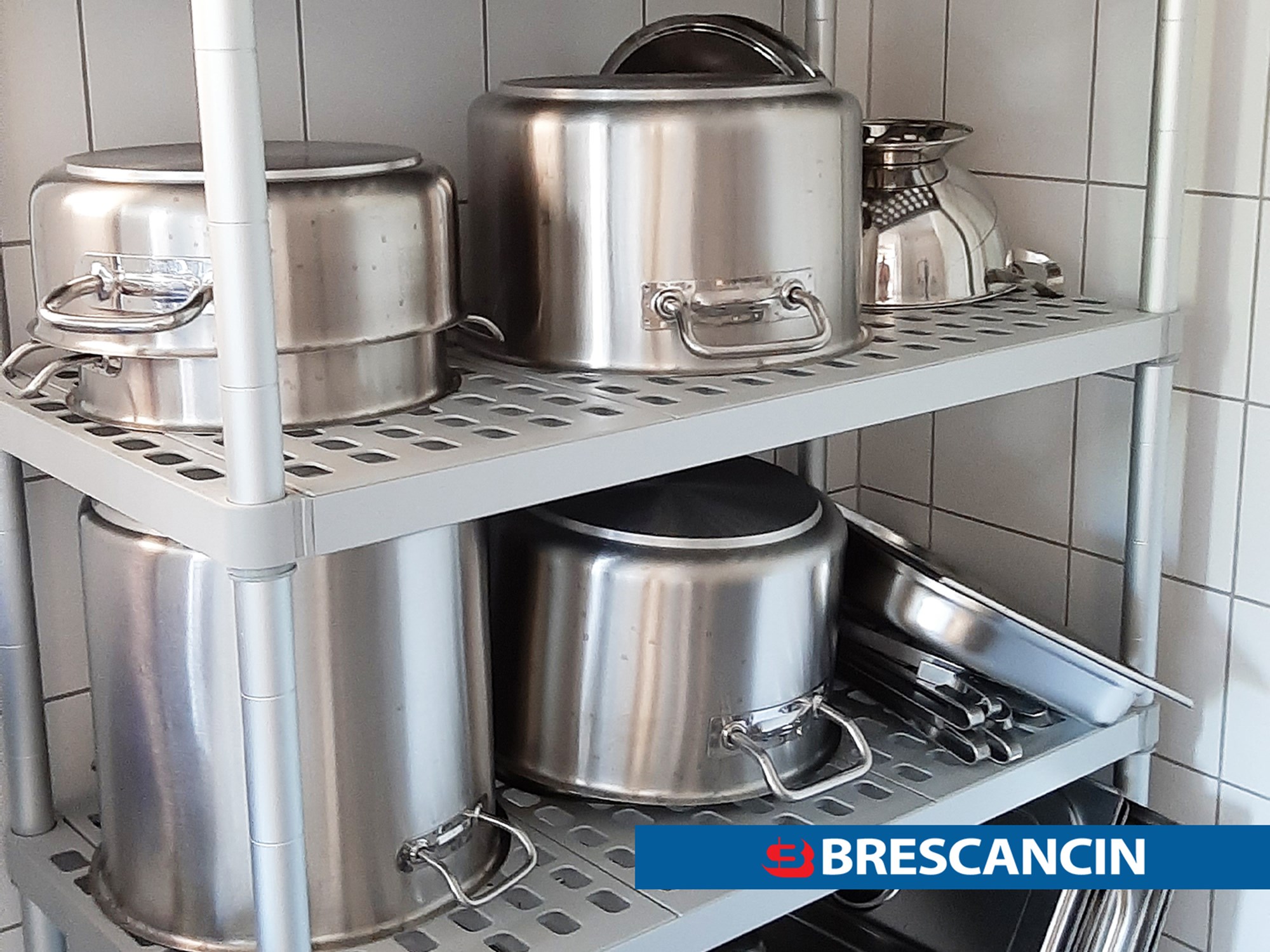 ✅ खानपान के लिए पेशेवर अलमारियाँ
हमारी पेशेवर खानपान अलमारियां शेफ, बार, रेस्तरां, ट्रैटोरिया, कैंटीन के मालिकों और खानपान क्षेत्र में काम करने वाले सभी लोगों के लिए आदर्श विकल्प हैं। हमारे उत्पादों की श्रृंखला, जिसमें ALUPLAST, INOXPLAST और INOX ESTRO मॉडल शामिल हैं, को हर खाद्य संरक्षण और संगठन की आवश्यकता को पूरा करने के लिए डिज़ाइन किया गया है, जो हमेशा गुणवत्ता और सुरक्षा पर अत्यधिक ध्यान देता है।

✔ ALUPLAST मॉडल, एल्यूमीनियम और प्लास्टिक के संयोजन के कारण, हल्केपन और स्थायित्व का सही संयोजन प्रदान करता है। यह उन लोगों के लिए आदर्श विकल्प है जो ऐसी शेल्फ की तलाश में हैं जो मजबूत हो और आसानी से चलने योग्य हो। 

✔ INOXPLAST, अपनी स्टेनलेस स्टील और प्लास्टिक संरचना के साथ, एक अत्यधिक प्रतिरोधी विकल्प प्रदान करता है, जो अधिक मांग वाले वातावरण और अधिक प्रतिरोध की आवश्यकता वाले अनुप्रयोगों के लिए आदर्श है। 

✔ अंत में, INOX ESTRO, पूरी तरह से स्टेनलेस स्टील से बना है, अधिकतम प्रतिरोध और स्थायित्व प्रदान करता है, साथ ही इसे साफ करना और साफ करना बेहद आसान है।