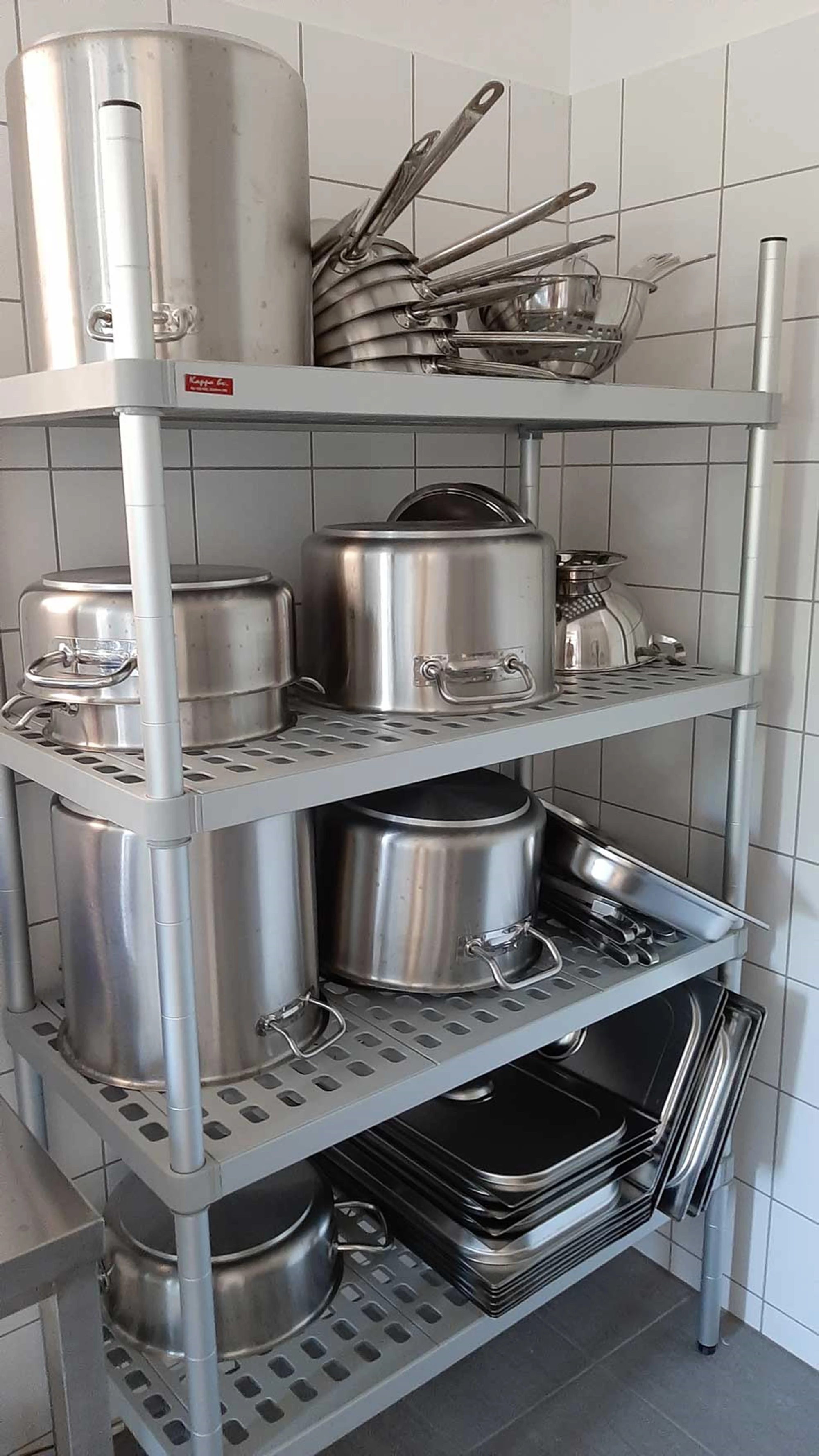 Prateleiras de aço para maturação de queijos